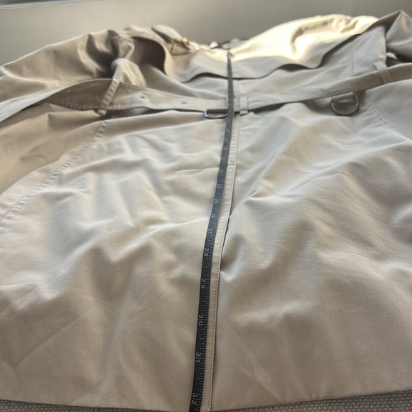 Burberry short trench coat, size 2 - Picture 9 of 9